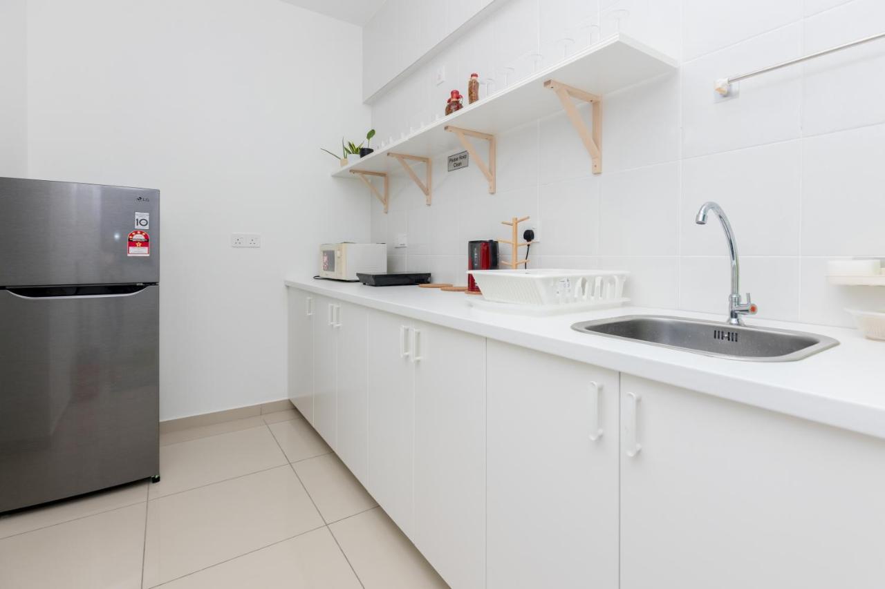 Tanjung TokongWhite Lagom Scandinavian House, By Sanguineアパートメント エクステリア 写真