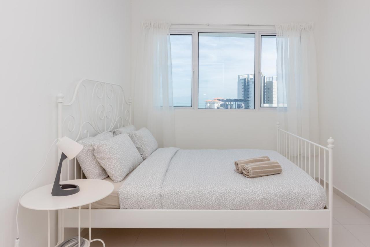 Tanjung TokongWhite Lagom Scandinavian House, By Sanguineアパートメント エクステリア 写真